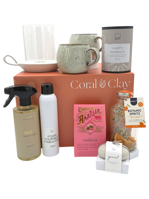 Collectie producten, waaronder flessen, een mok en een box met ‘Coral & Clay’-logo op een witte achtergrond.