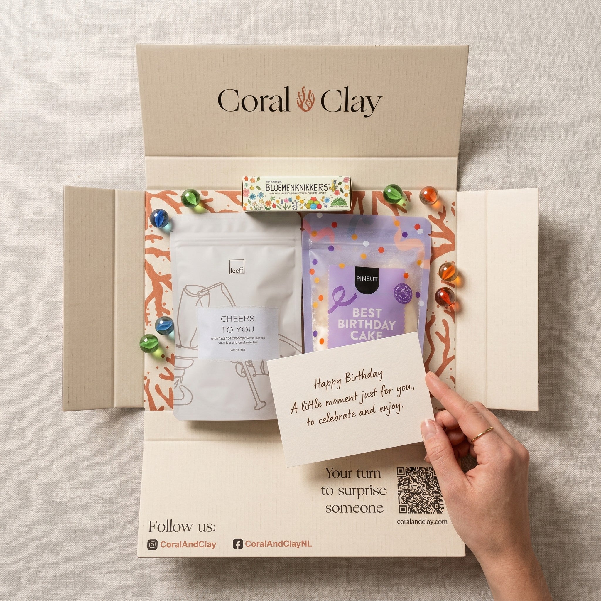Birthday Moments Brievenbuscadeau — cakemix, thee & bloemenzaadjes