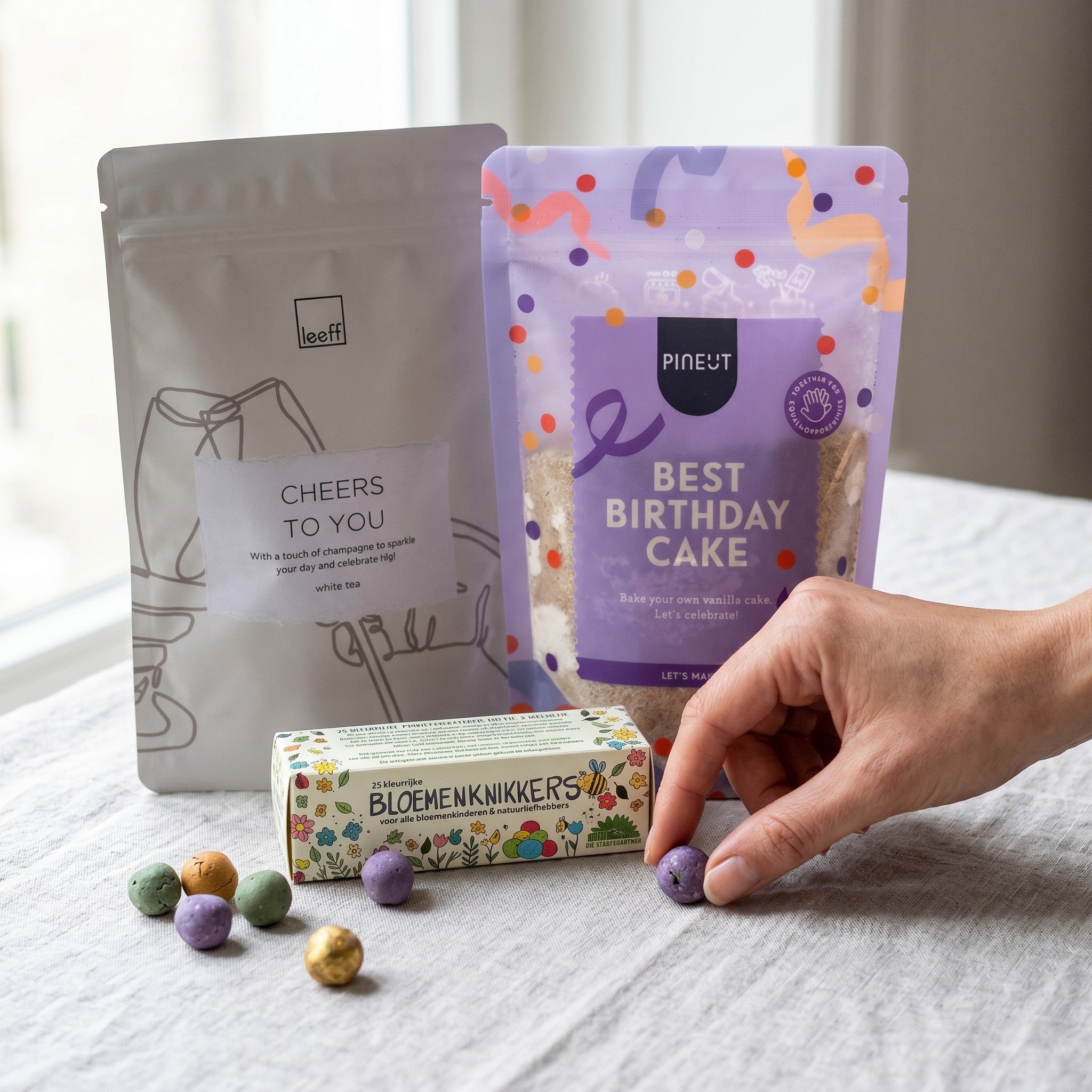 Birthday Moments Brievenbuscadeau — cakemix, thee & bloemenzaadjes