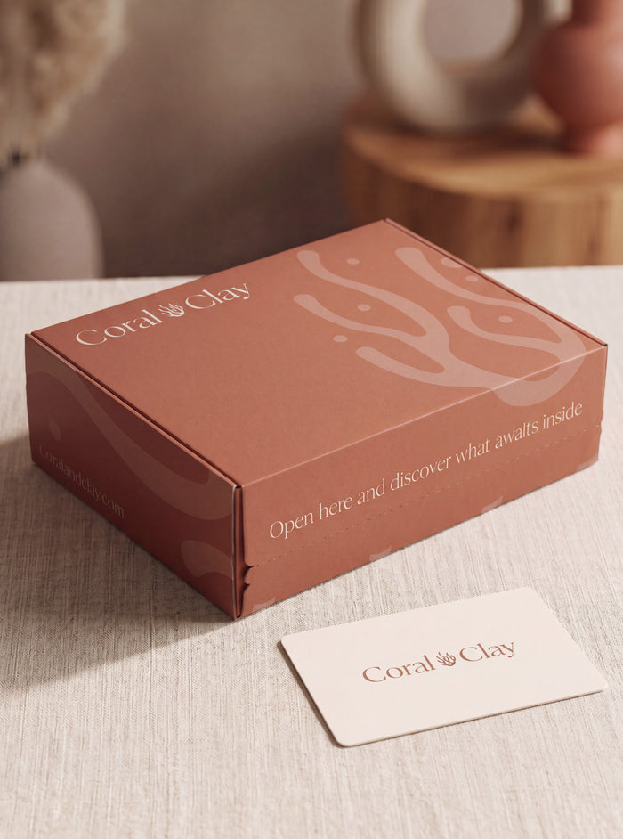 Coral Clay zakelijke geschenkverpakking op een neutrale achtergrond