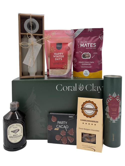 Coral & Clay Happy Santa Christmas cadeaubox met premium feestelijke producten op een witte achtergrond