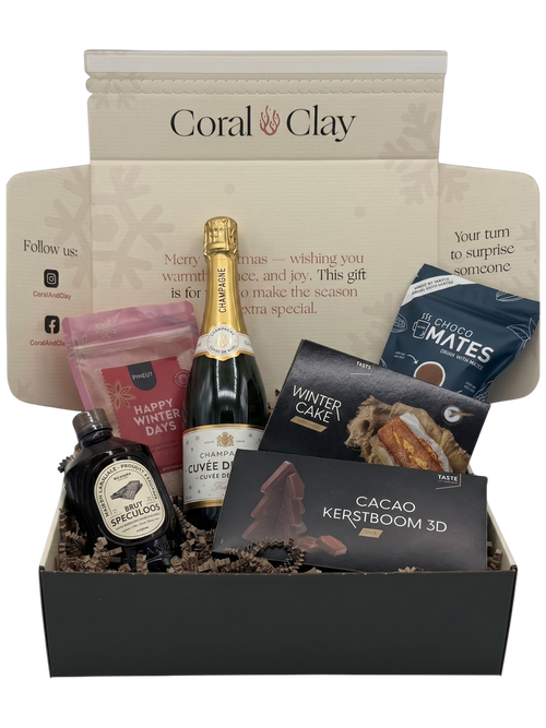 Cadeaumand met champagne, chocolade en andere items met ‘Coral & Clay’-logo.